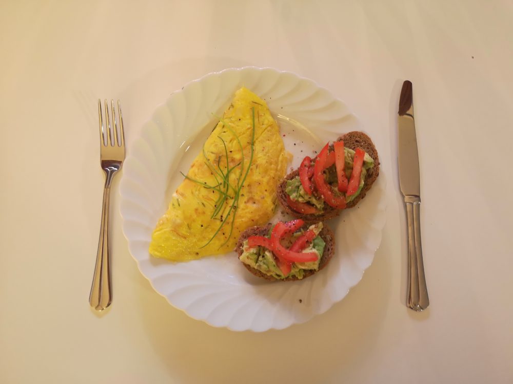 lappeteppet-omelett-spis opp maten din-avokado-tomat