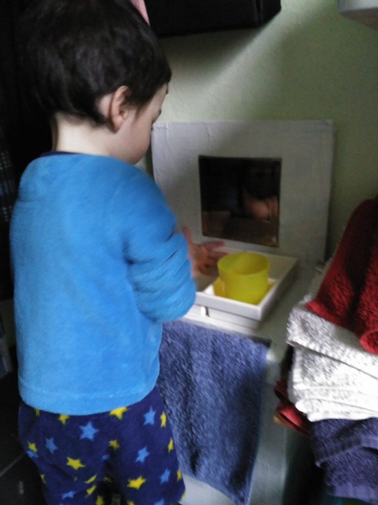 Mini Lavabo inspiración Montessori de Cartón adaptado para que los niños se laven las manos a su altura