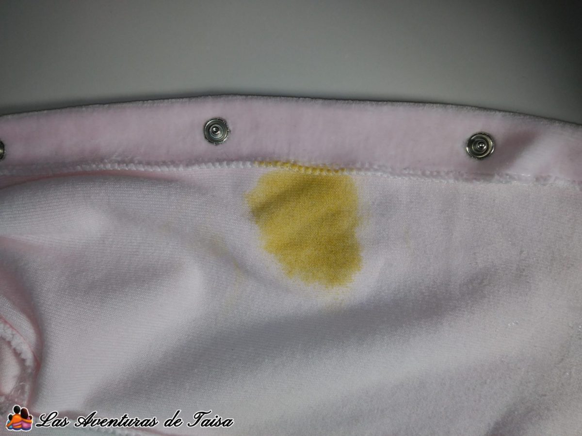 Pijama Rosa Manchado - trucos para limpiar manchas de caca en la ropa del bebé