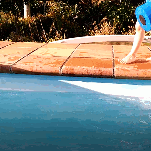 Niño con chaleco de natación - perdiendo el miedo al agua