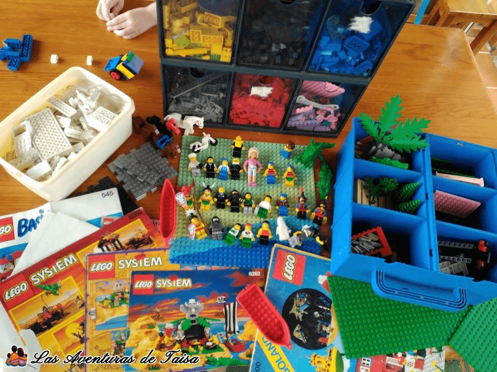 Esta es mi colección de piezas de Lego que he ido acumulando desde que era pequeña, bien organizada con un sistema por colores
