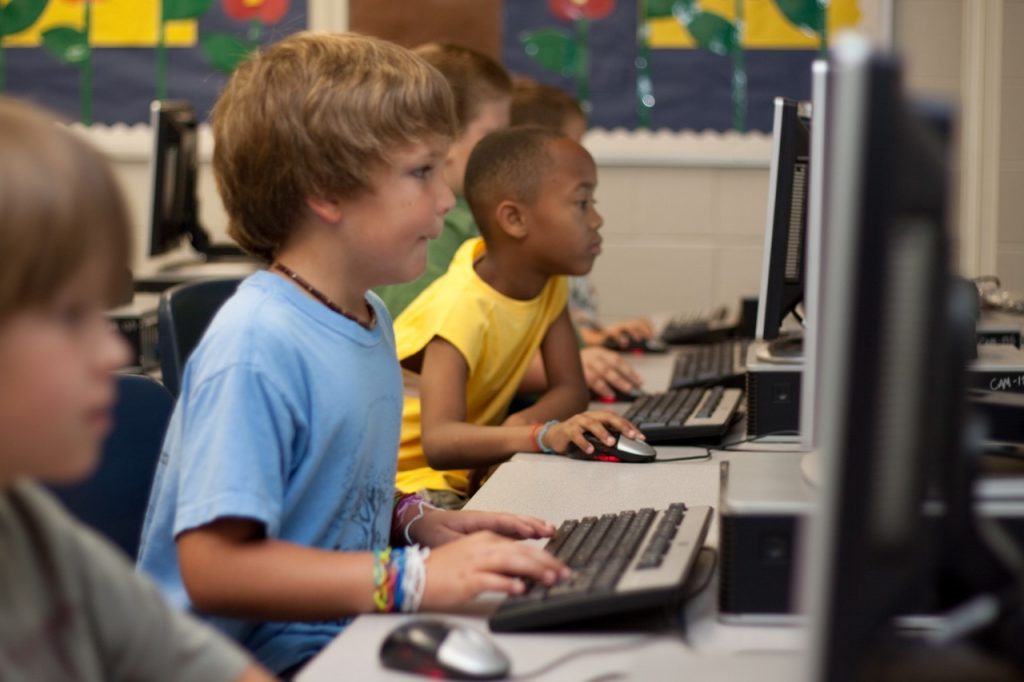 Los niños realizan la prueba de idioma en el ordenador