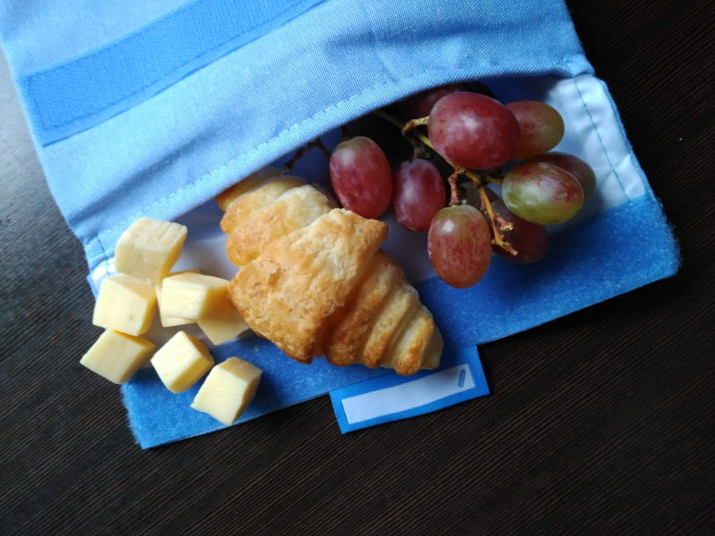 Idea de desayunos sanos para niños - Croissant casero, queso y uvas