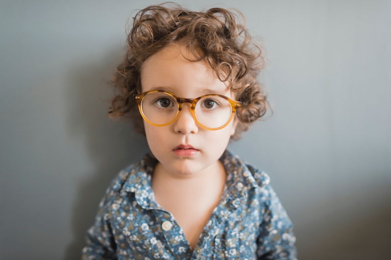 Niño con gafas - llevar gafas siendo niña