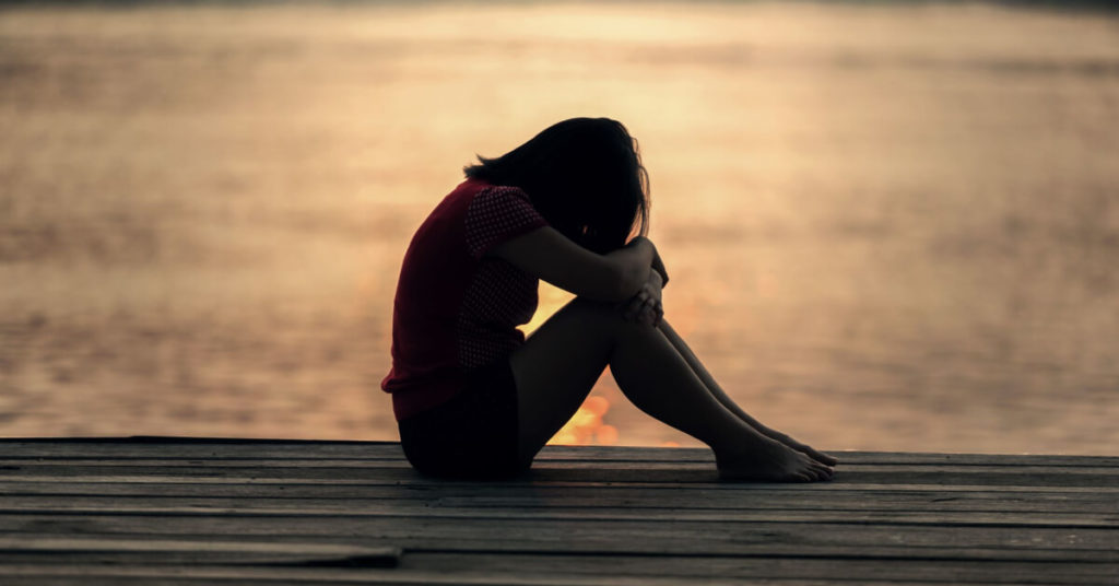 hormonas en el postparto - depresion - imagen ilustrativa con mujer triste