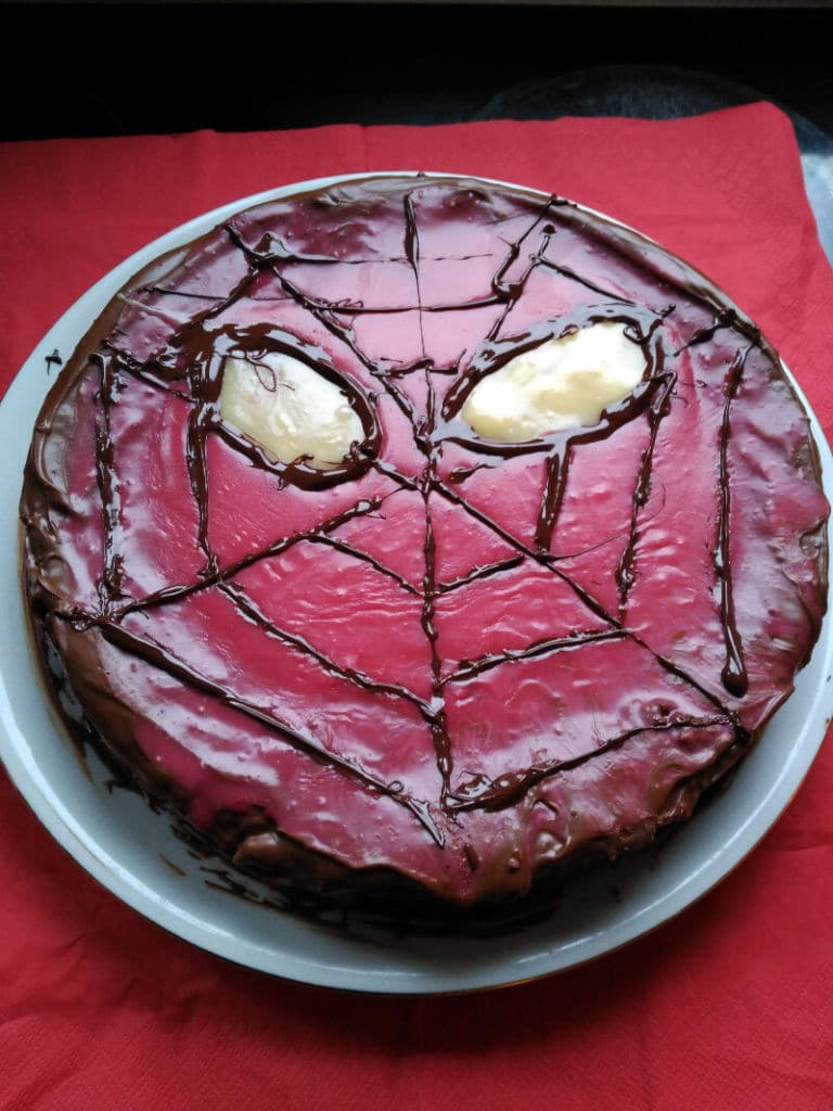 Tarta decorada sin Fondant - Decoración tarta de Spiderman rojo con líneas oscuras y blanco.