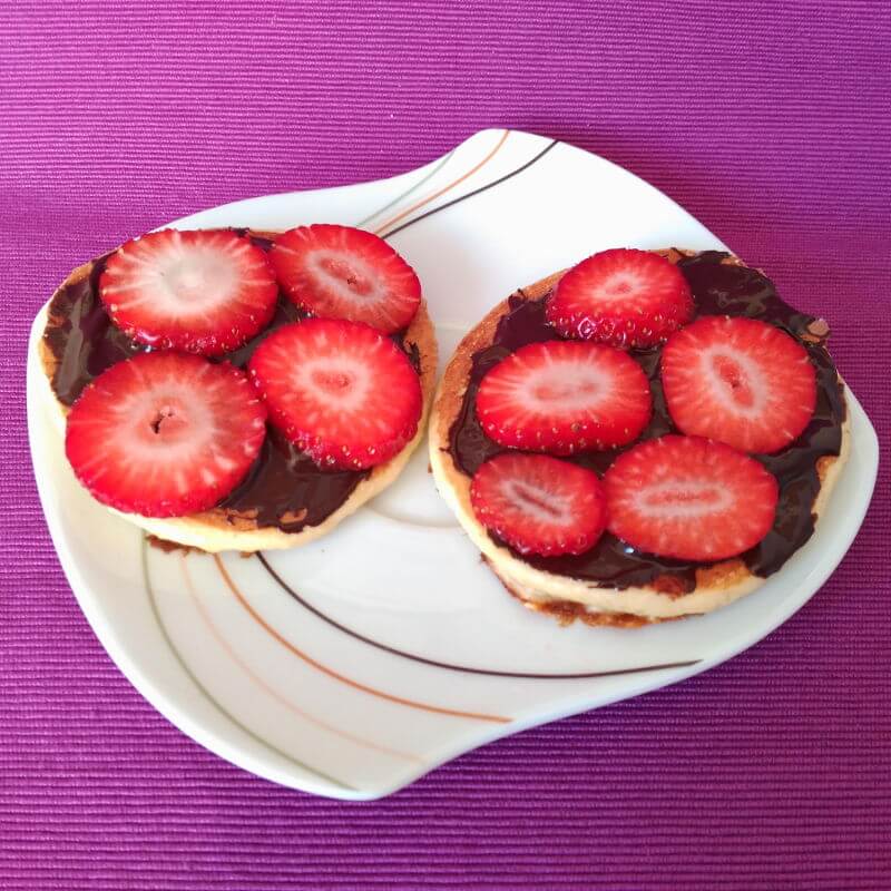 Desayunos saludables - Tortitas con chocolate y fresas