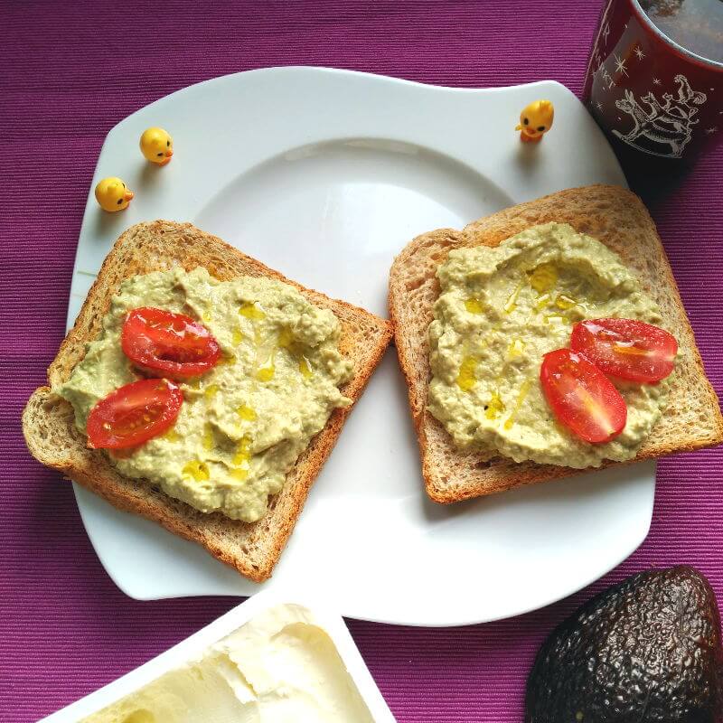 Desayunos saludables - Tostadas con crema de aguacate y queso
