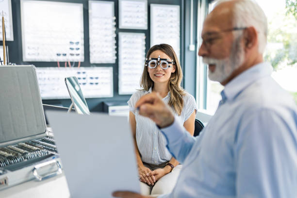 Examen de la vue chez l'atelier des opticiens