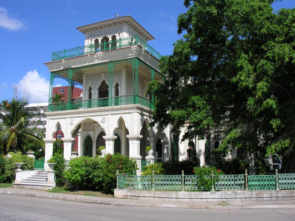 LatinA Tours Kuba Cienfuegos - City tour, Colonial Buildings, Garden, Central Region