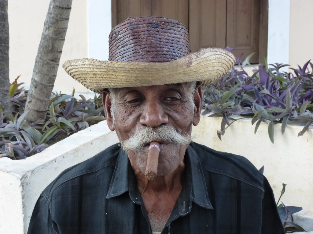 LatinA Tours Kuba Havana - Cuban man with cigar and hut, people, locals, Culture,