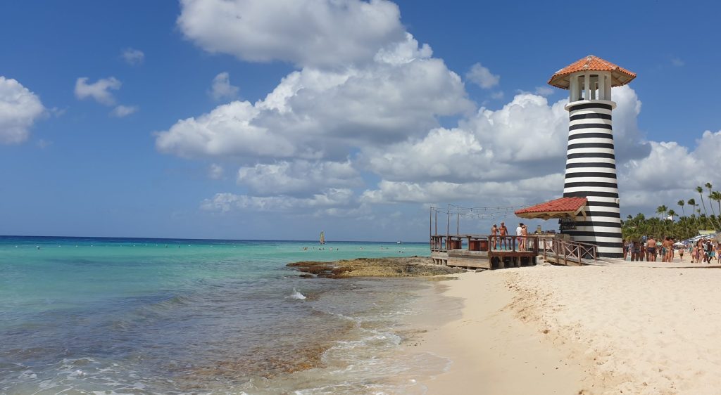 Strand beim emblematischen Leuchtturm, der Strandbar des Iberostar Selection Hacienda Dominicus