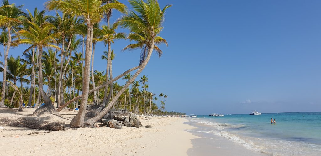 Strand vor Iberostar und Riu in Punta Cana