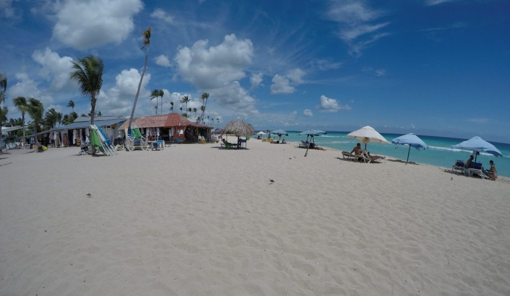 Öffentlicher Strand in Dominicus ohne natürlichen Schatten