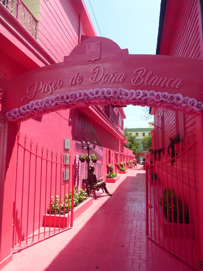 Pinke Straße Paseo de Doña Blanca in Puerto Plata