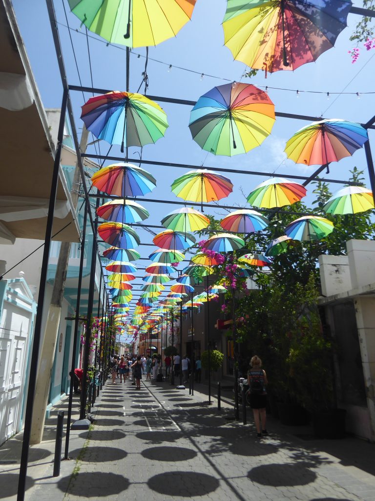 Straße der Sonnenschirme in Puerto Plata