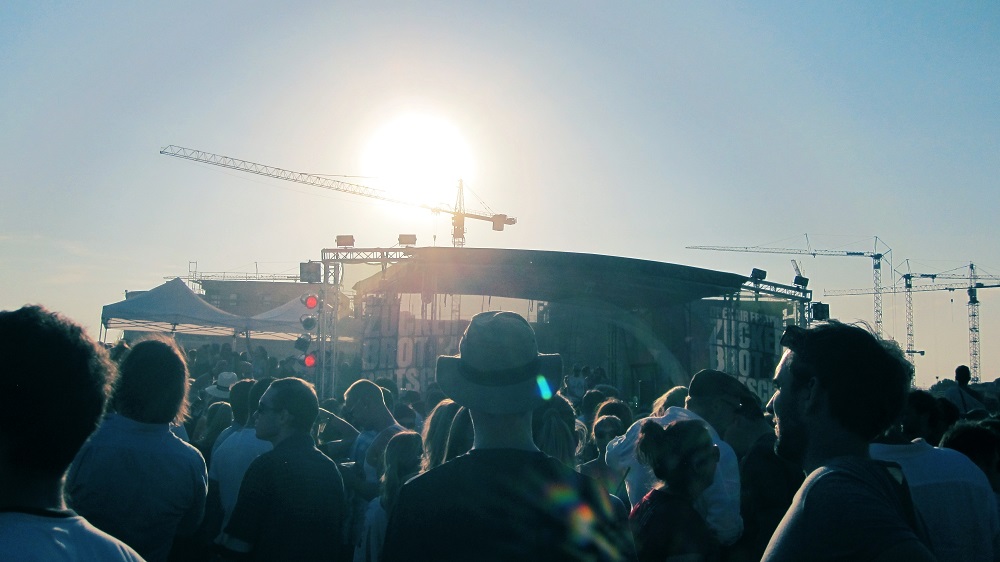 Die Bühne versinkt im gleißenden Gegenlicht