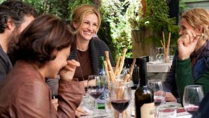 Julia Roberts alias Liz beim Schlemmen mit Freunden in Rom