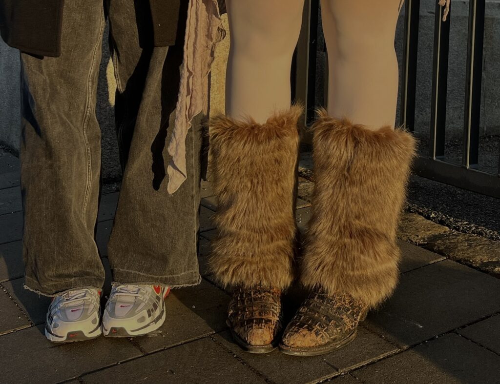 Mode neu gedacht: Der Trend rund um Cowboyboots, Fischerwesten und Co.