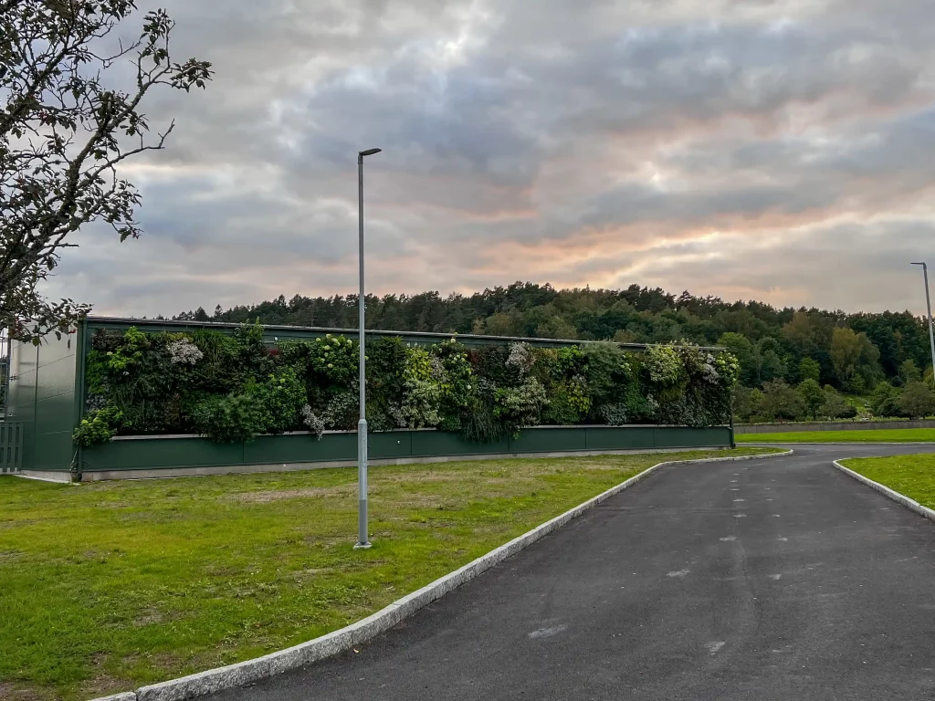 Växtvägg på Fässbergs kyrkas maskinhall, Mölndal