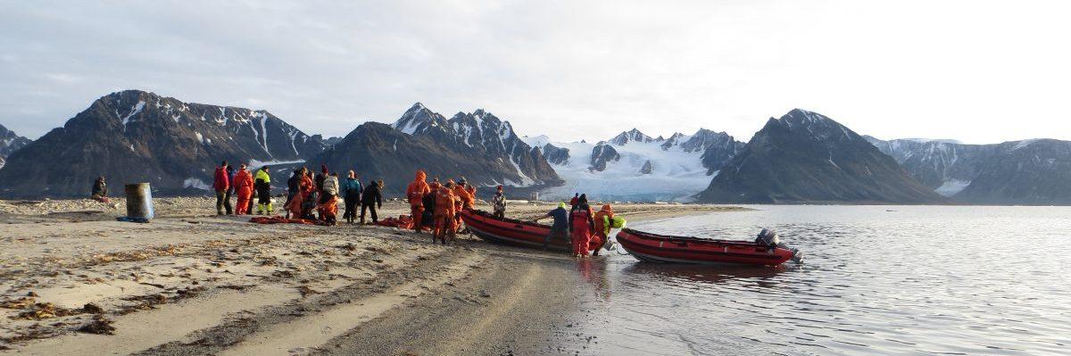 Picture of students on their way back to the boat in Smeerenburgsfjorden (Svalbard). By Eike Stübner