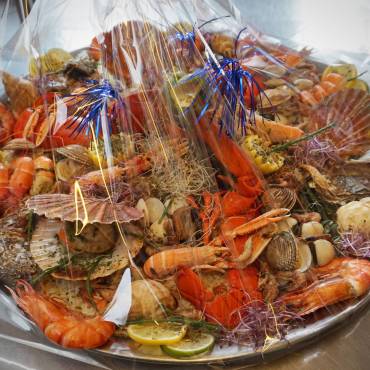 Paella et plateau de fruits de mer