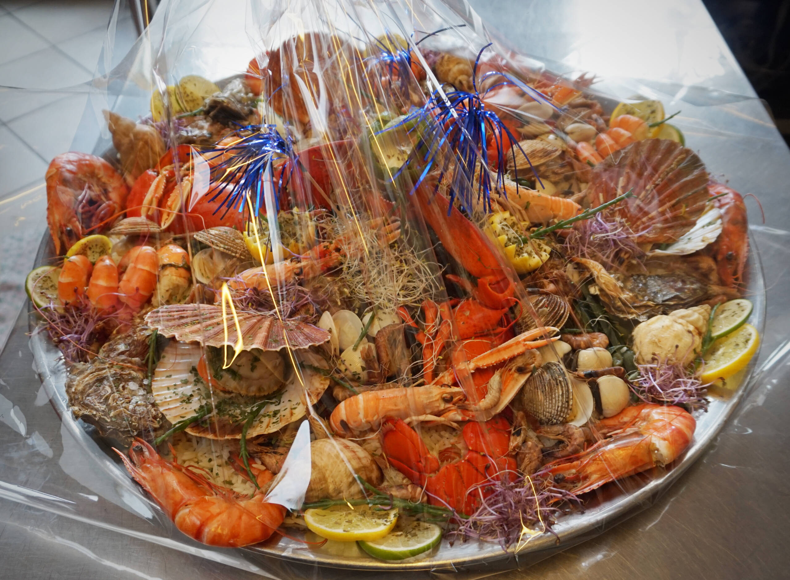 Paella et plateau de fruits de mer