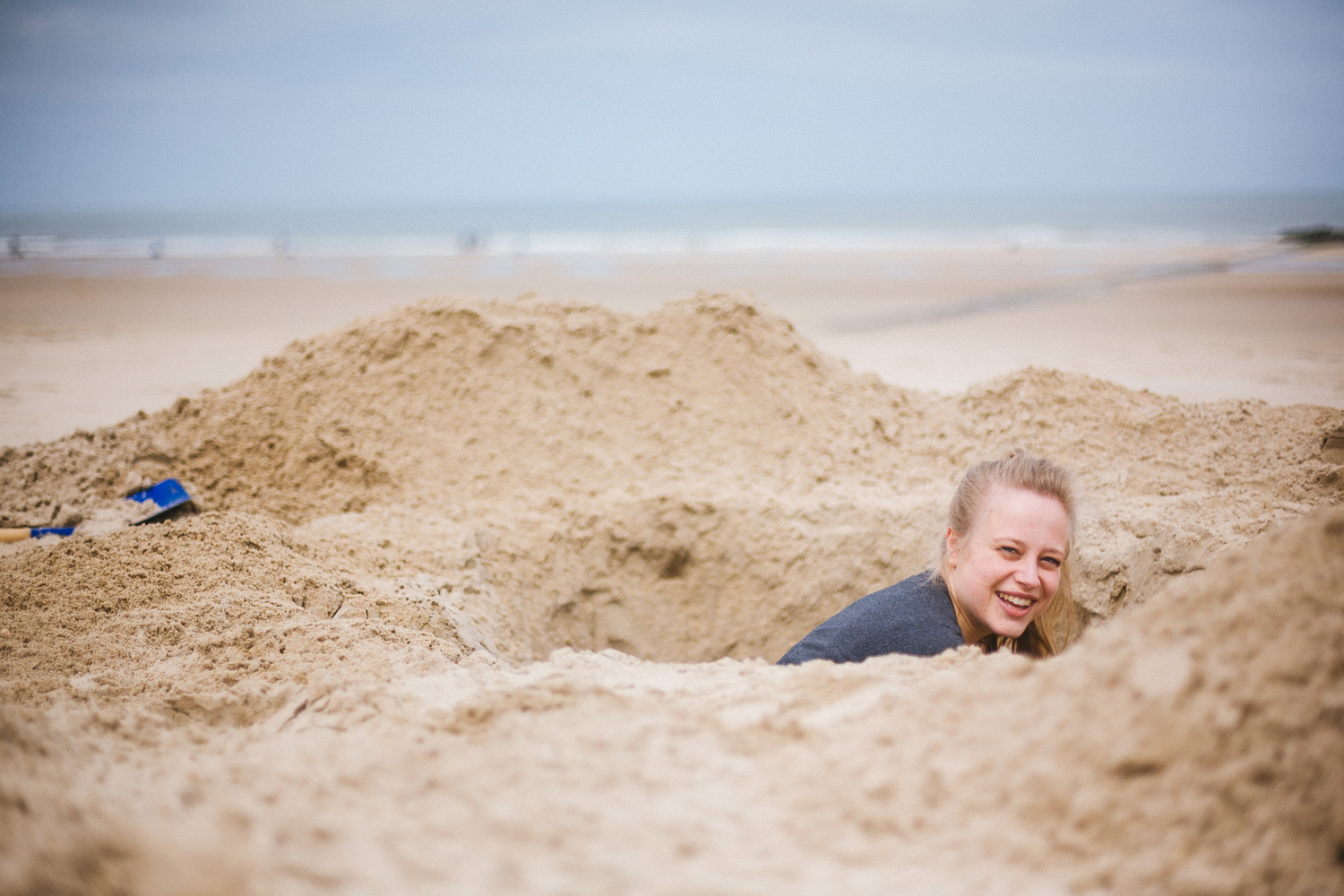 Sina buddelt Loch am Strand – Humorvoller Einstieg auf Über mich