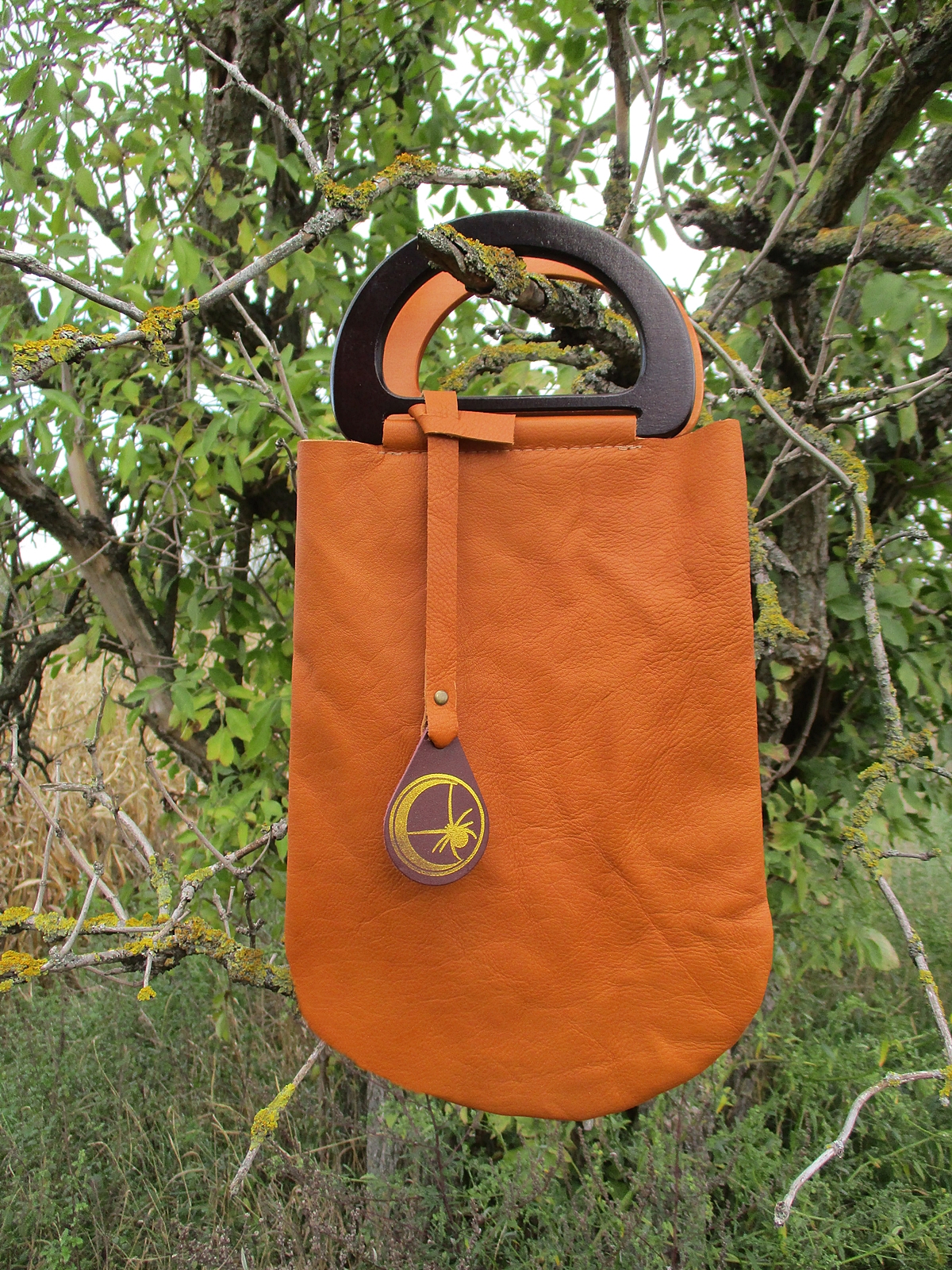 Handtasche mit Holzgriffen - LEDERTASCHENMANUFAKTUR