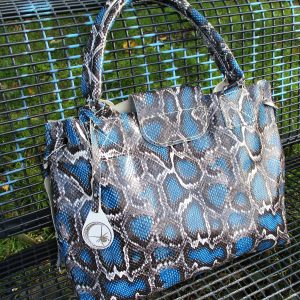 Shopper Handtasche Schlangenoptik Python geprägtes Rindsleder blau schwarz grau weiß - Ledertaschenmanufaktur MONDSPINNE®
