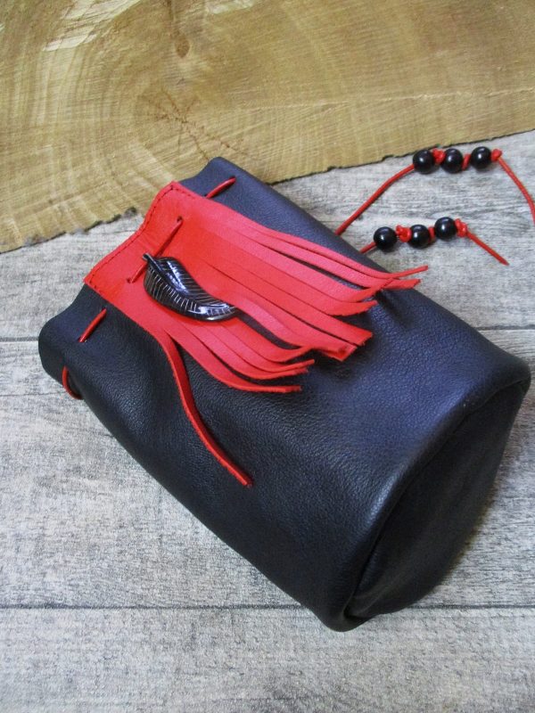 Lederbeutel schwarz rot Fransen Hornfeder - MONDSPINNE® Ledertaschenmanufaktur
