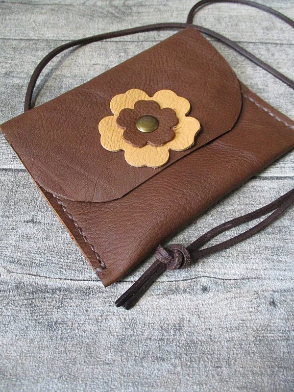 Brustbeutel Flower_Power schokobraun-natur Leder neck_pouch - MONDSPINNE® Ledertaschenmanufaktur