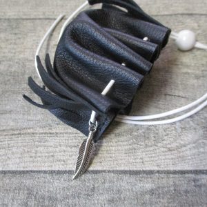 Mini-Lederbeutel schwarz-weiß Fransen - MONDSPINNE® Ledertaschenmanufaktur