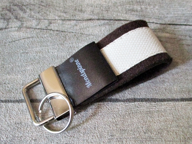 Schlüsselanhänger dunkelbraun-weiß Leder Wollfilz - MONDSPINNE® Ledertaschenmanufaktur