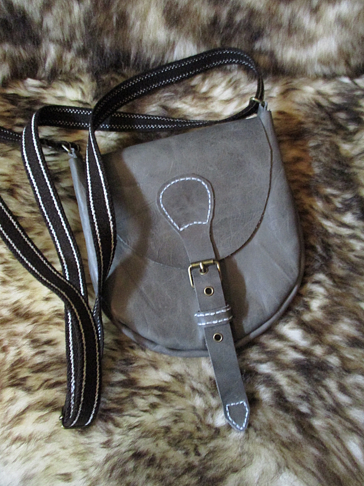 Handtasche Umhängetasche Leder schlamm grau braun Schnalle verstellbarer_Gurt - MONDSPINNE® Ledertaschenmanufaktur