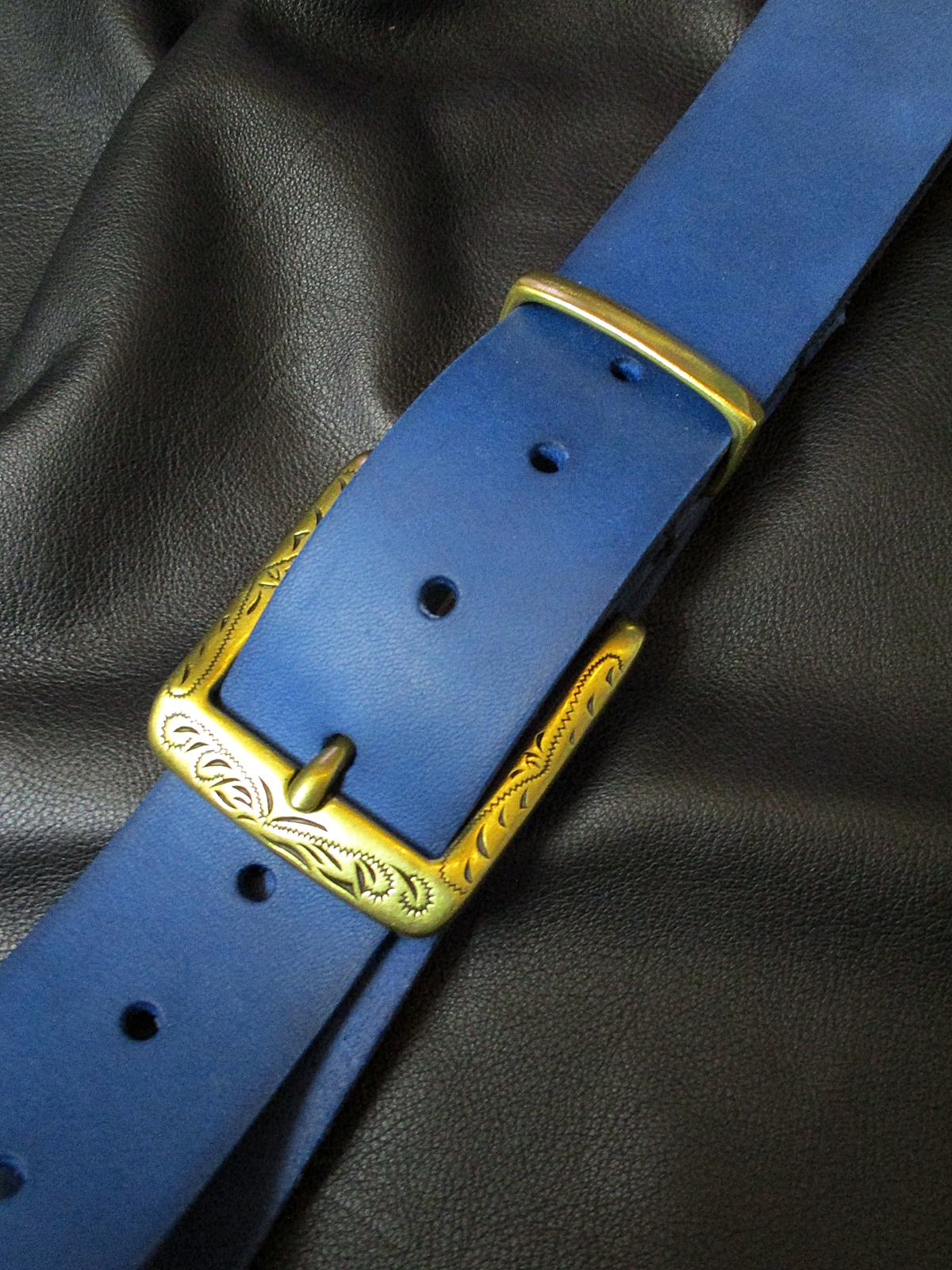 Ledergürtel 100 blau dodgerblue azurblau-messingfarben 40mm - MONDSPINNE® Ledertaschenmanufaktur