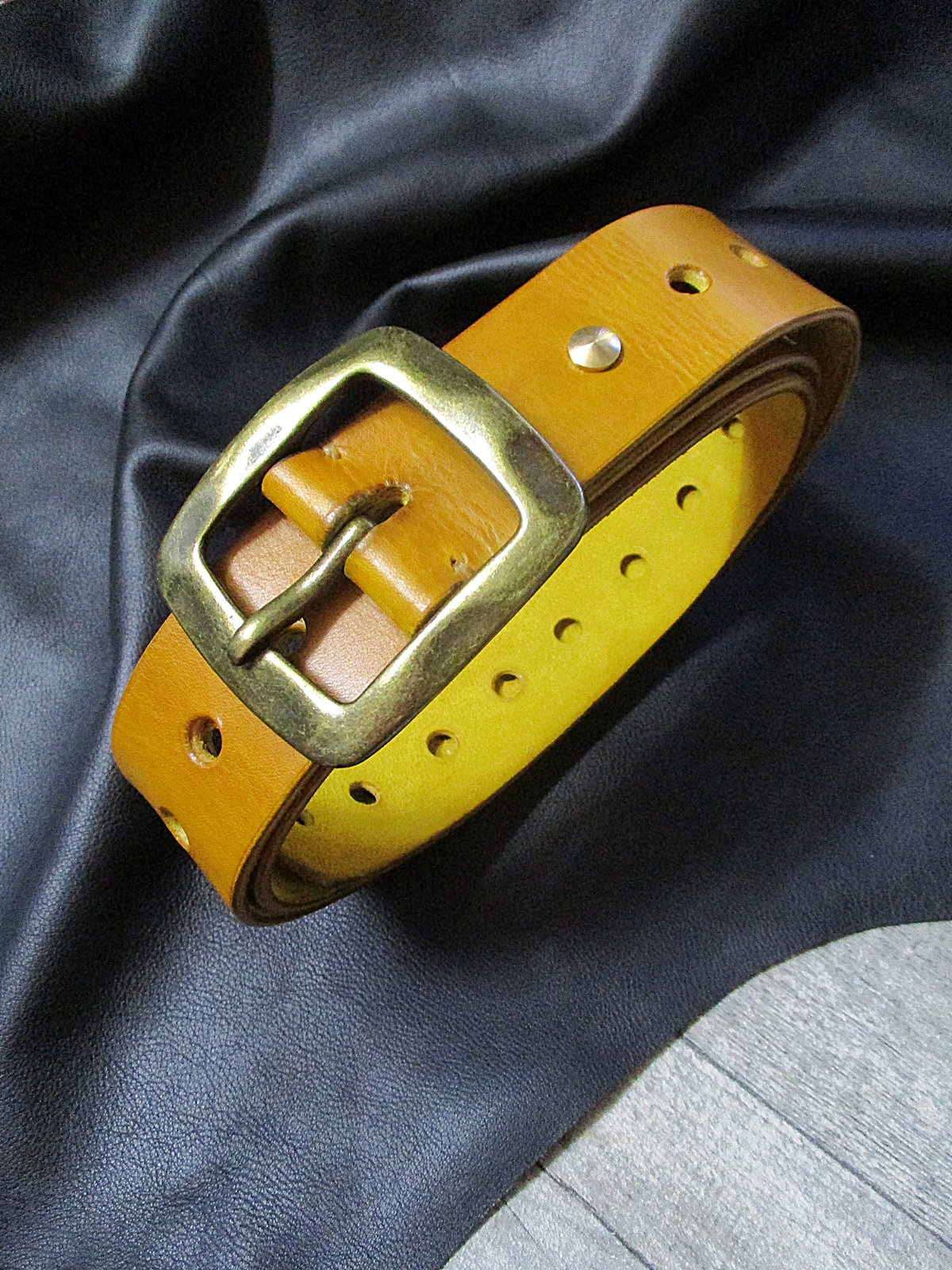 Gürtel Leder gelbbraun gelocht 40mm 115 - MONDSPINNE® Ledertaschenmanufaktur