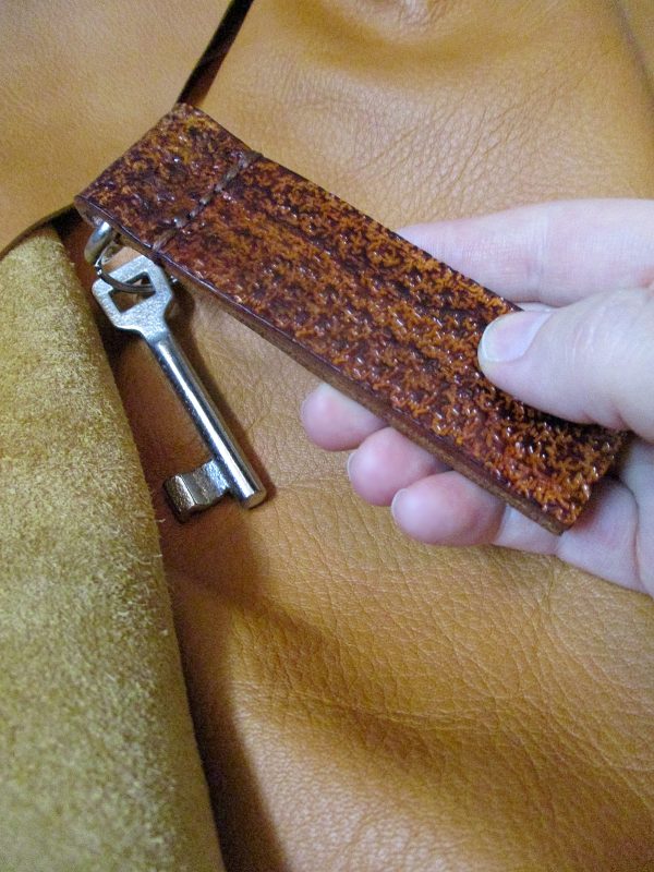 Schlüsselanhänger braun-meliert punziert Leder - MONDSPINNE® Ledertaschenmanufaktur