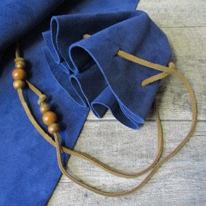 Lederbeutel Wildleder dunkelblau Holzperlen 23cm - MONDSPINNE® Ledertaschenmanufaktur