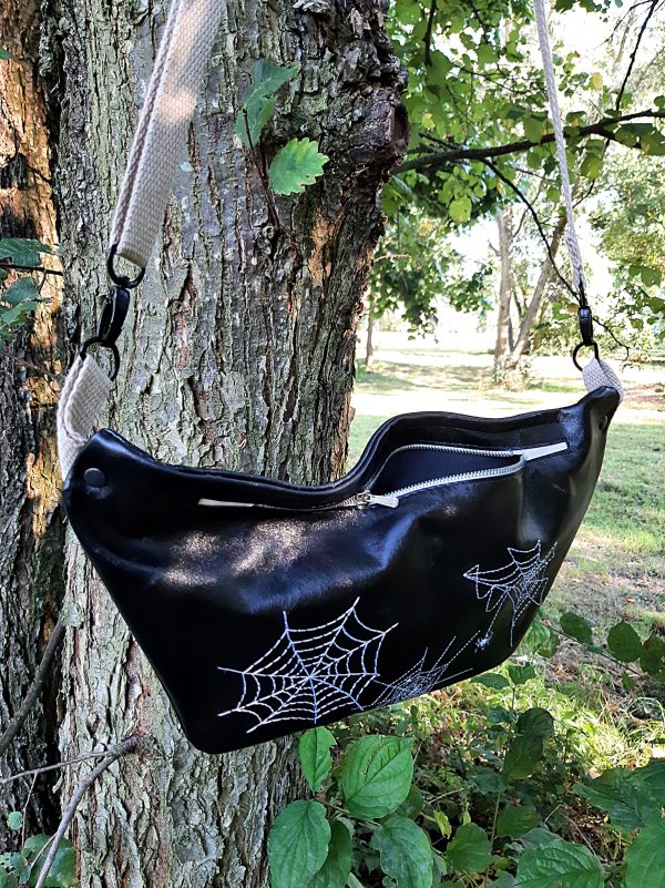 Crossbag Crossbody-Bag schwarz-weiß Spinnennetz Halloween Gothic - MONDSPINNE Ledertaschenmanufaktur