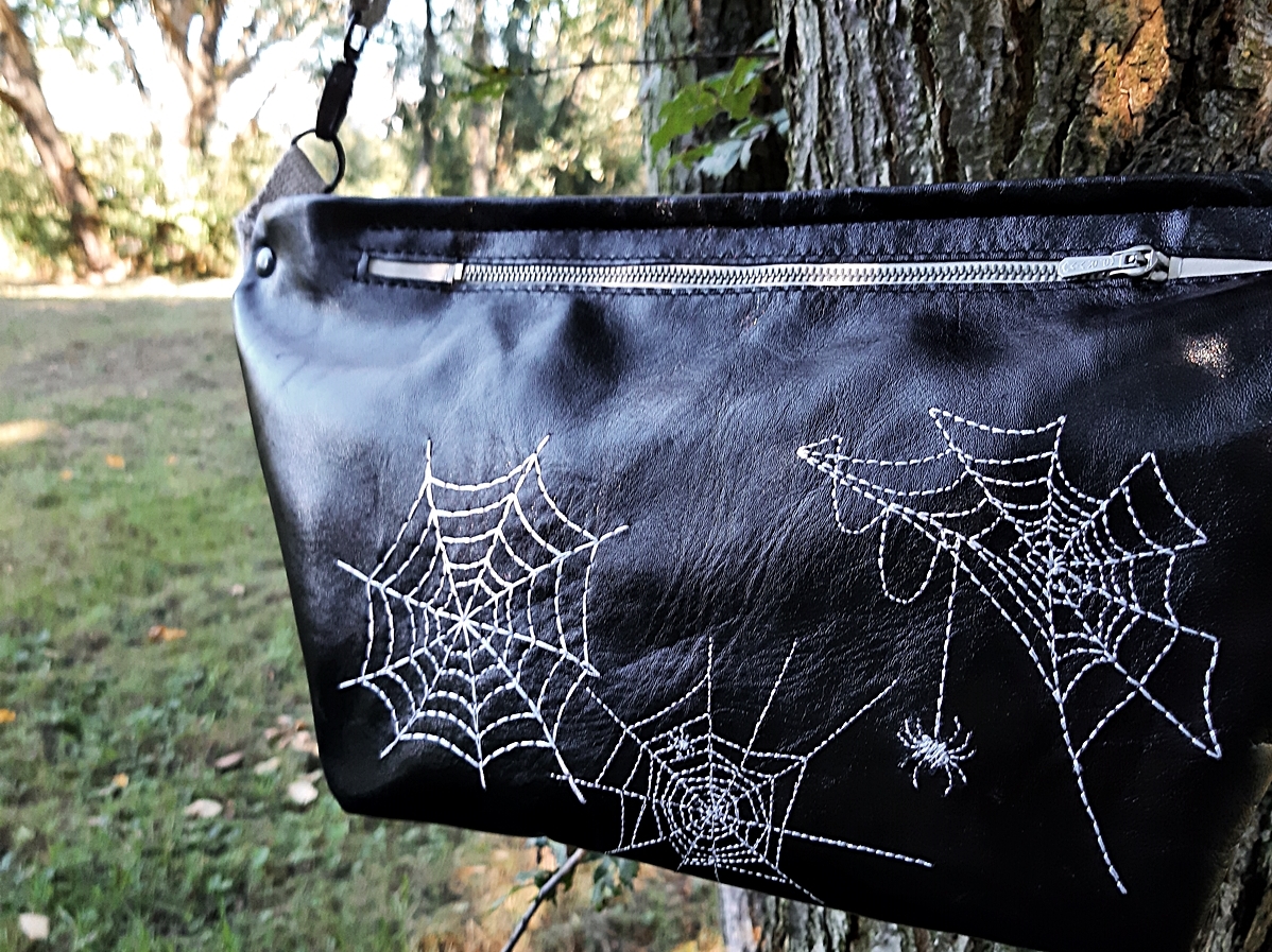 Crossbag Crossbody-Bag schwarz-weiß Spinnennetz Halloween Gothic - MONDSPINNE Ledertaschenmanufaktur