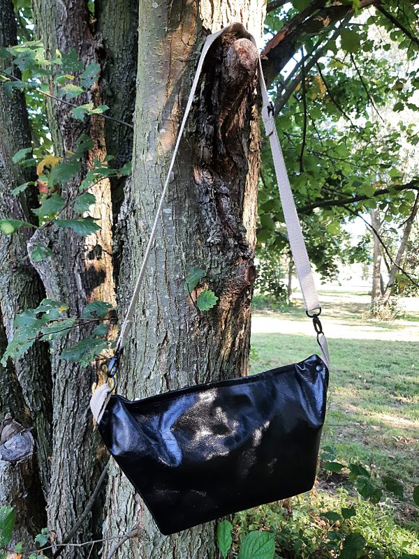 Crossbag Crossbody-Bag schwarz-weiß Spinnennetz Halloween Gothic - MONDSPINNE Ledertaschenmanufaktur