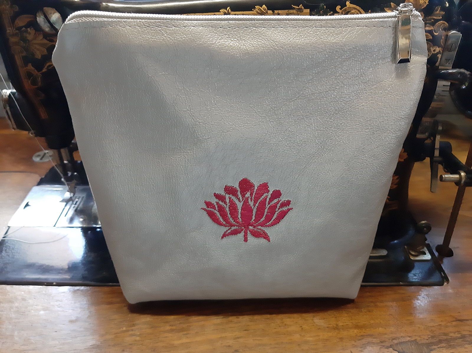 Kosmetiktasche Leder silber pink Lotus Stickmotiv - LEDERTASCHENMANUFAKTUR