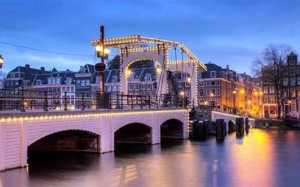 44415_fullimage_the_skinny_bridge_in_Amsterdam_the_Netherlands_early_in_the_morning_in_winter_492x307