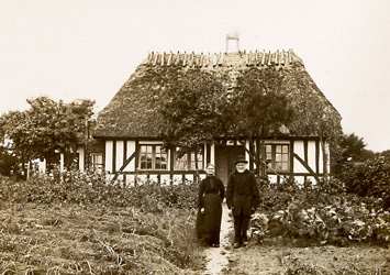 Niels og Johanne foran huset på Råstrupvej ca. 1910-20