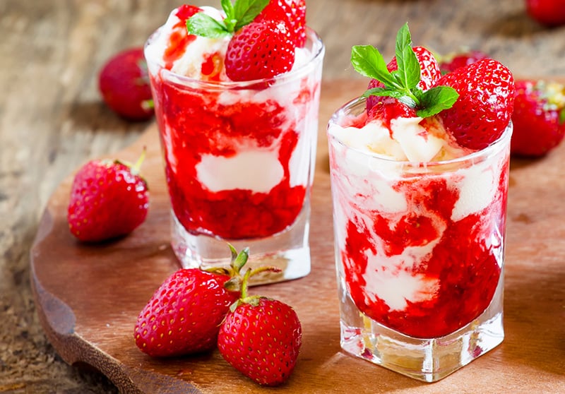 jordbæris serveret i glas med friske jordbær