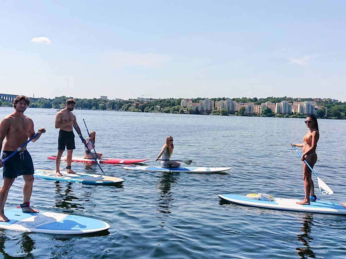 Personer paddlar SUP i Stockholm