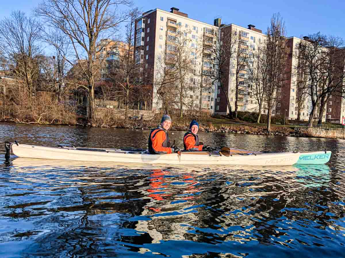 2 personer som paddlar i torrdräkt