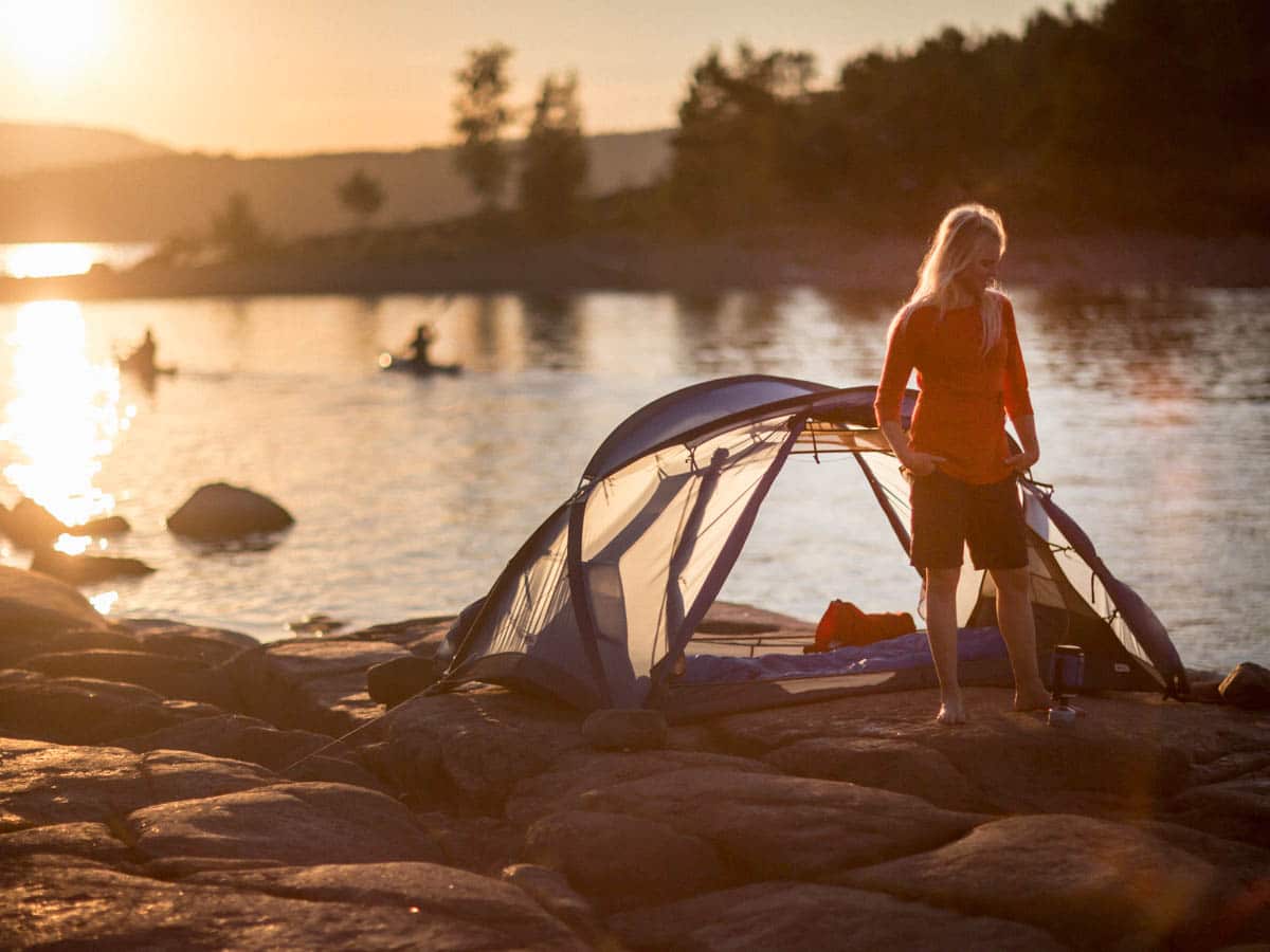 Person i tält vid högakusten