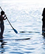 personer på stand up paddleboard